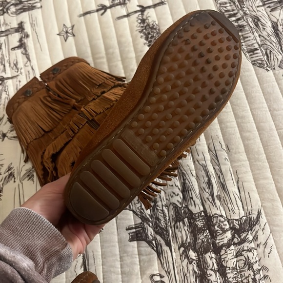 Minnetonka 5 layer fringe moccasins - Picture 7 of 14